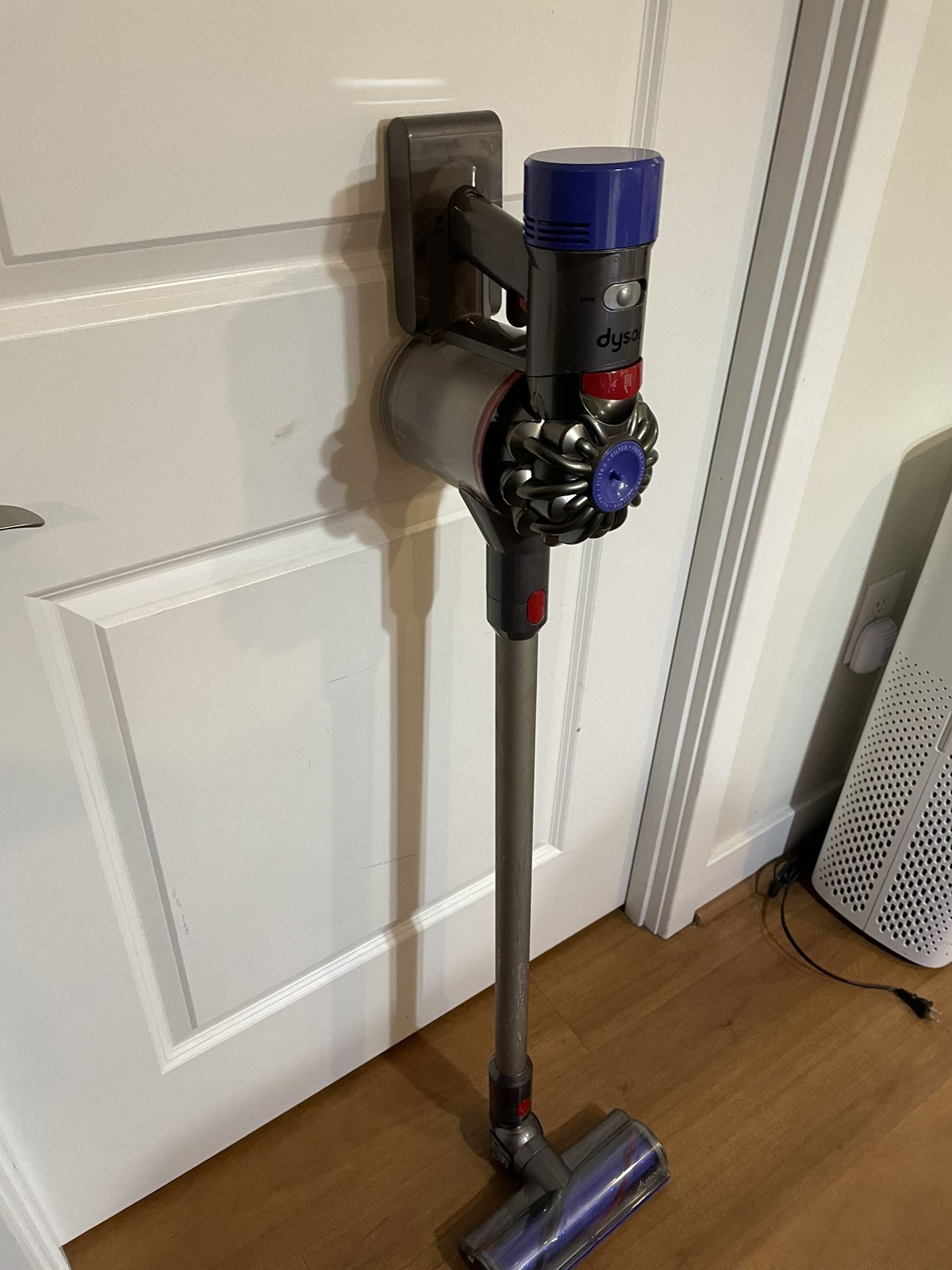 Dyson V8