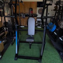 PLATE-LOADED ISO-LATERAL BENCH PRESS