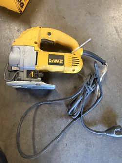 DEWALT 5.5 Amp Corded Variable Speed Jig Saw Kit with Bag