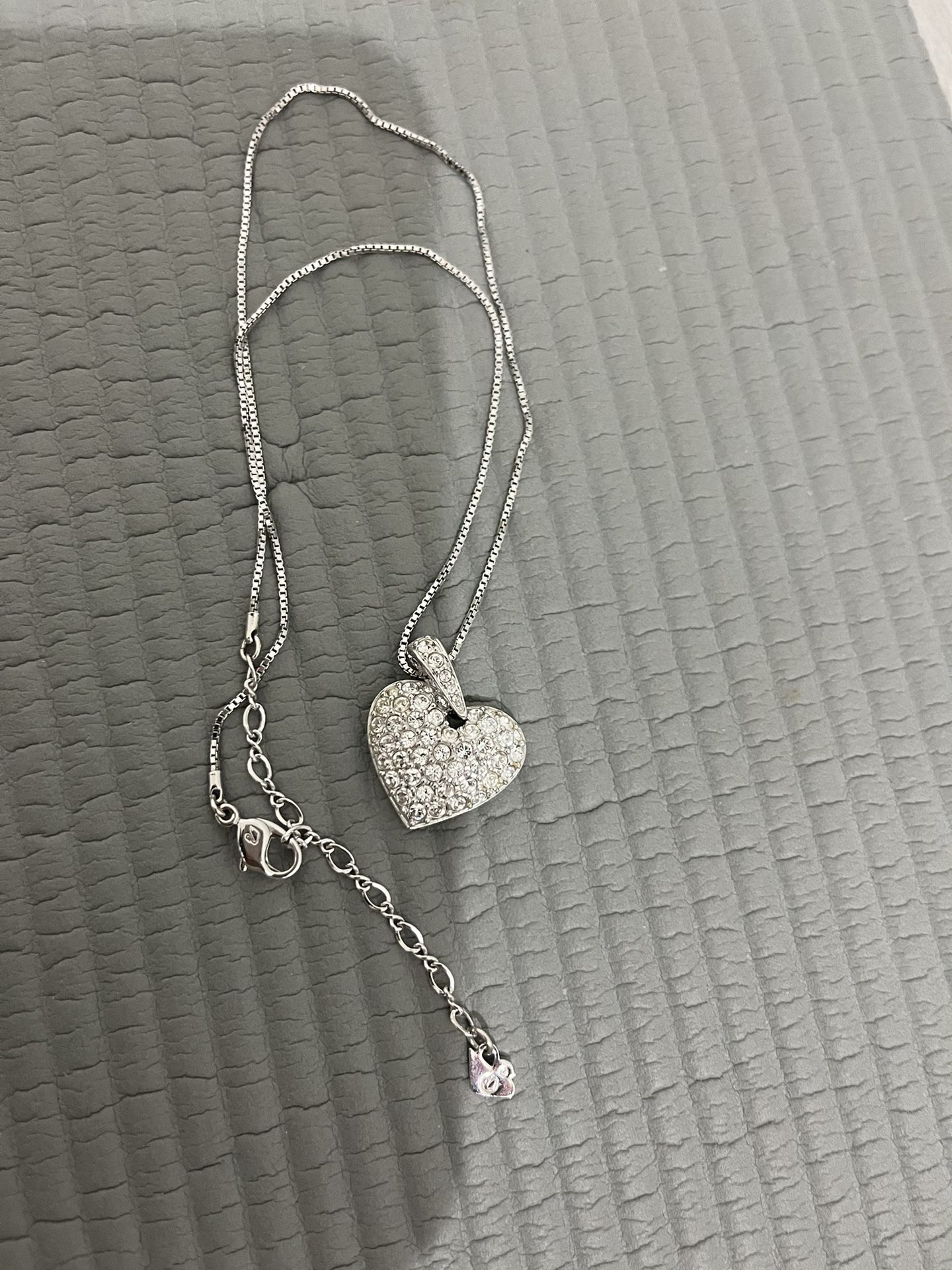 gorgeous SWAROVSKI Swan Crystal Rhinestone Heart Pendant Necklace