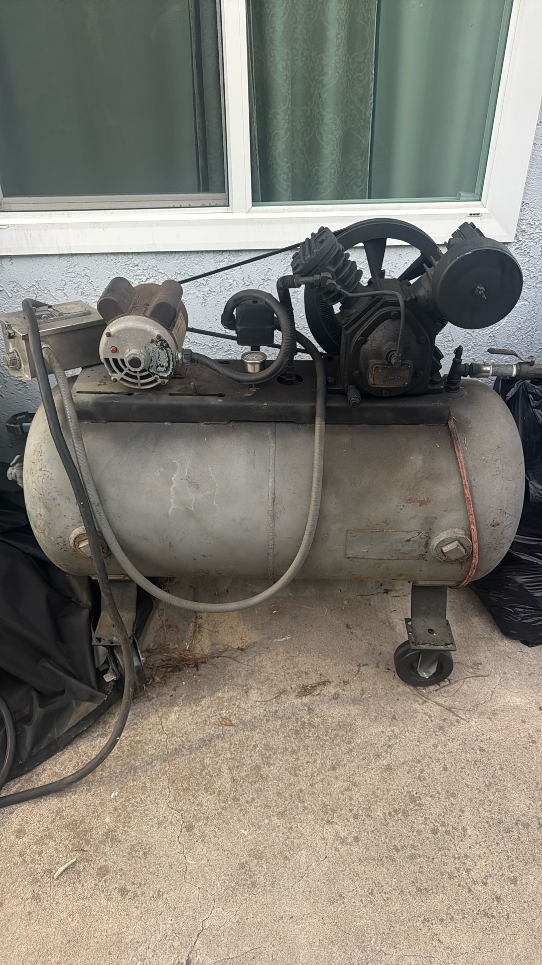 Ingersoll Rand Type30 Air Compressor 220v 1ph 30gal