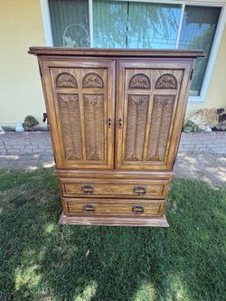 Dresser/ hutch/storage cabinet
