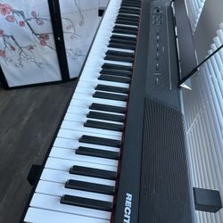 Alesis Recital – 88 Key Digital Piano Keyboard with Semi Weighted Keys, 2x20W Speakers, 5 Voices, Split, Layer and Lesson Mode, FX and Piano Lessons