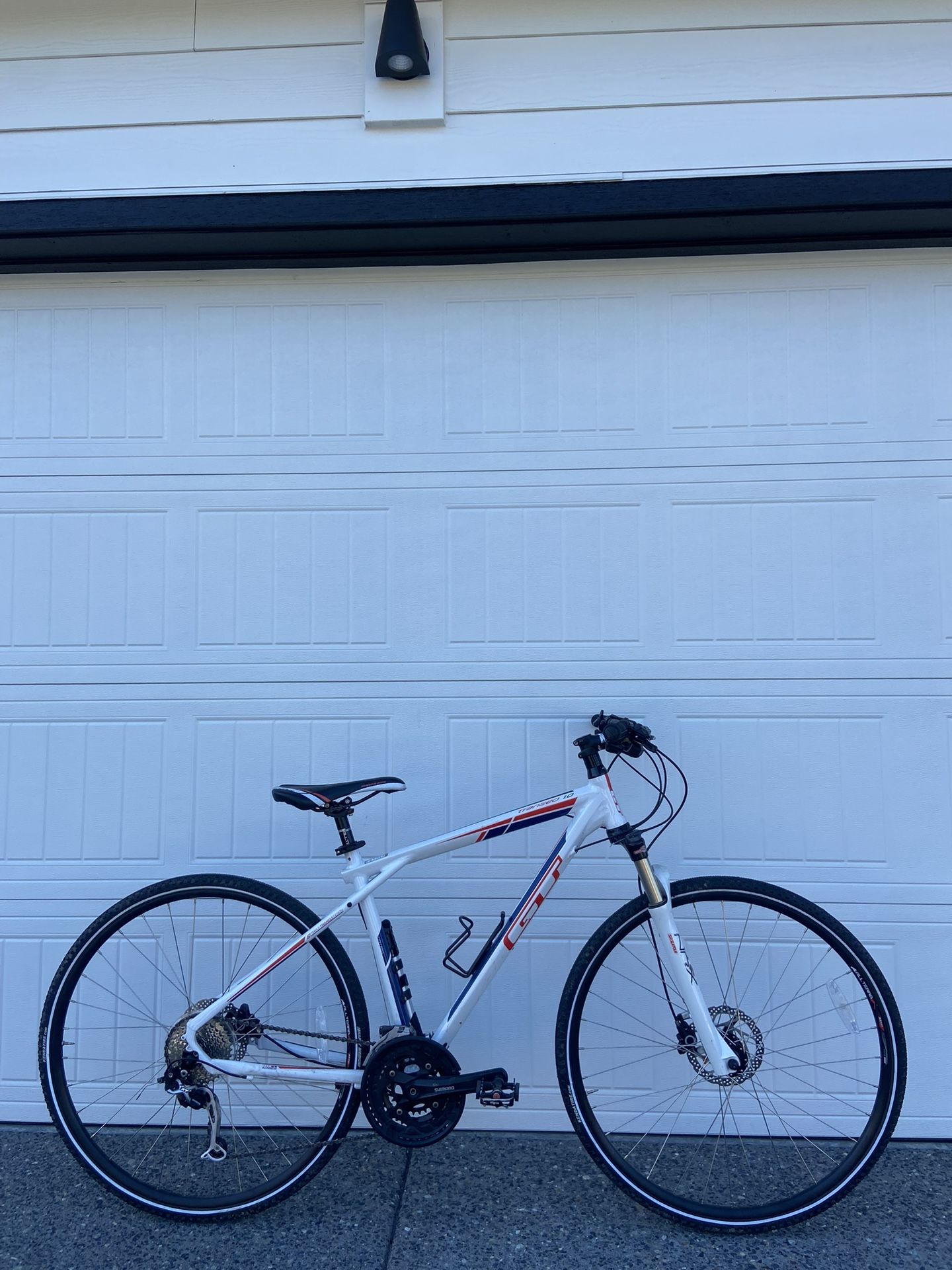 GT Transeo 1.0 Hybrid Bike β Medium Frame - Aluminium Bicycle