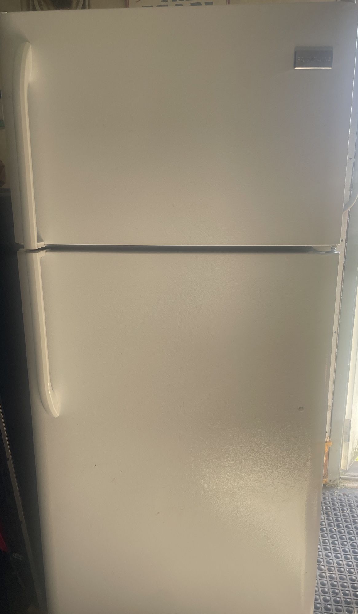 Frigidaire Refrigerator FFTR1814QW