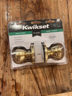 Kwikset Hall & Closet door knob set in polished brass, new in package