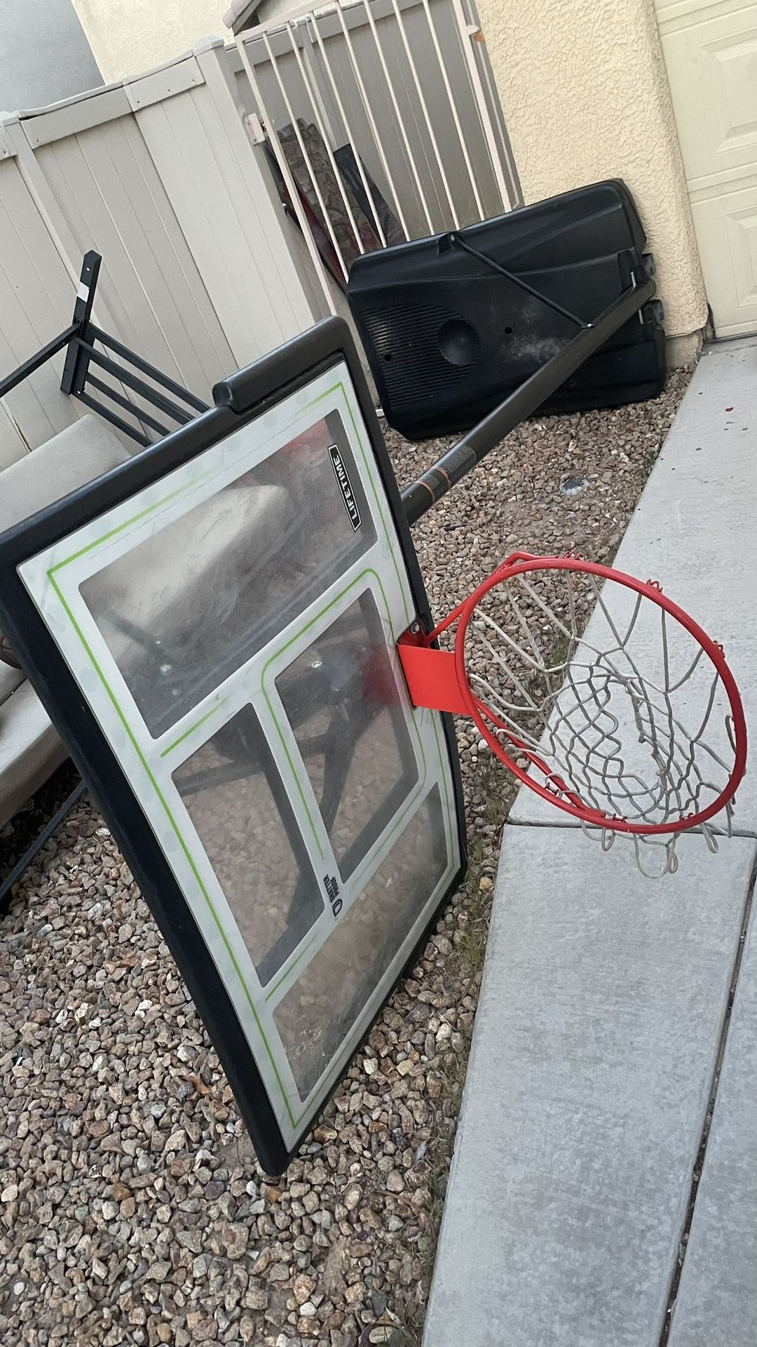LIFETIME Adjustable Basketball Hoop