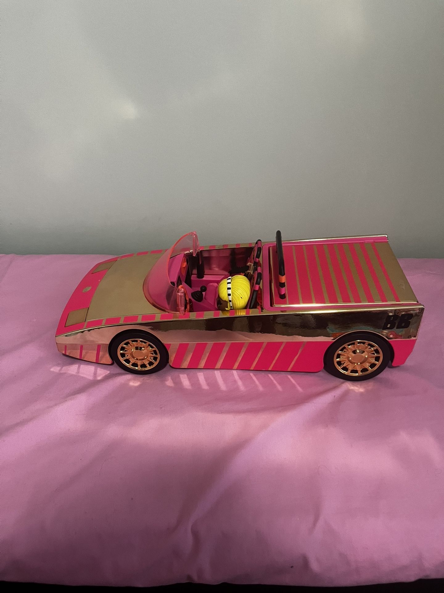 LOL SURPRISE Dance Machine Car & Exclusive Doll
