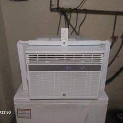 Air Conditioner General Electric 12,000 BTU With Remote (Smart WiFi Like New)