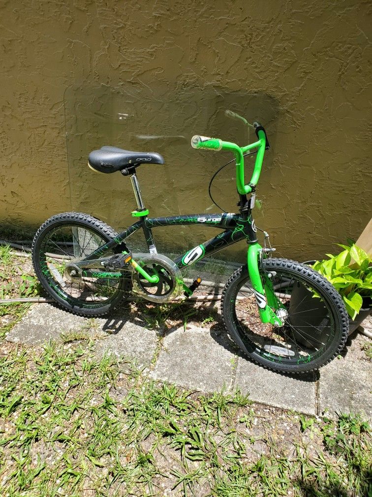 3 BICYCLES  1 GREEN BOY $15,2 FOR GIRLS,$10 Each, 2 Scooters $5  Each