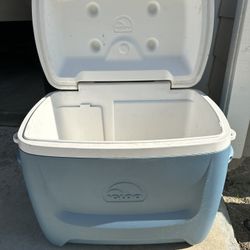 Igloo 50qt Roller Cooler