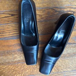 Black Women’s Leather Gucci Pumps