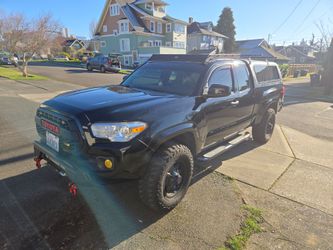 2016 Toyota Tacoma / Manual transmission / only 75,000 miles.