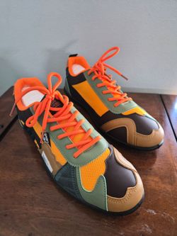 Colorblocked retro-style sporty sneakers.