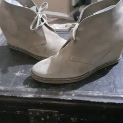 Great  For Back To School Very Nice Pair Ladies Wedged Heeled Laceup Tan Suede Casual  Shoe