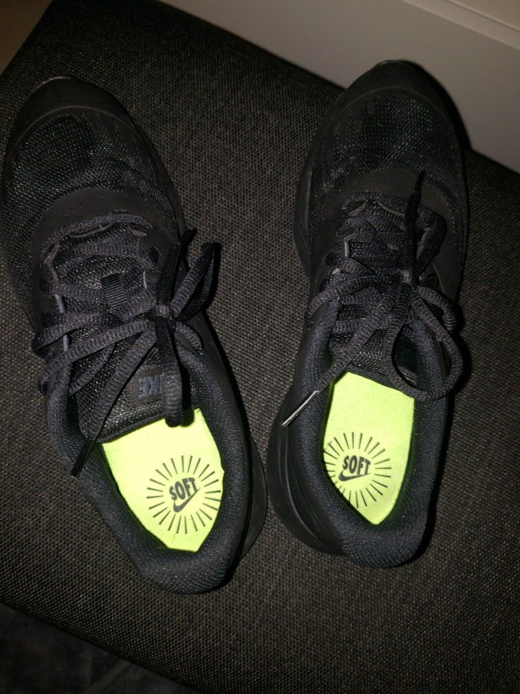 Black Nikes Size 6.5 