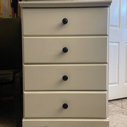 Dresser, 4 drawer chest of drawers
