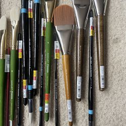 Artists Dream-Over 35 High End Paint Brushes. 