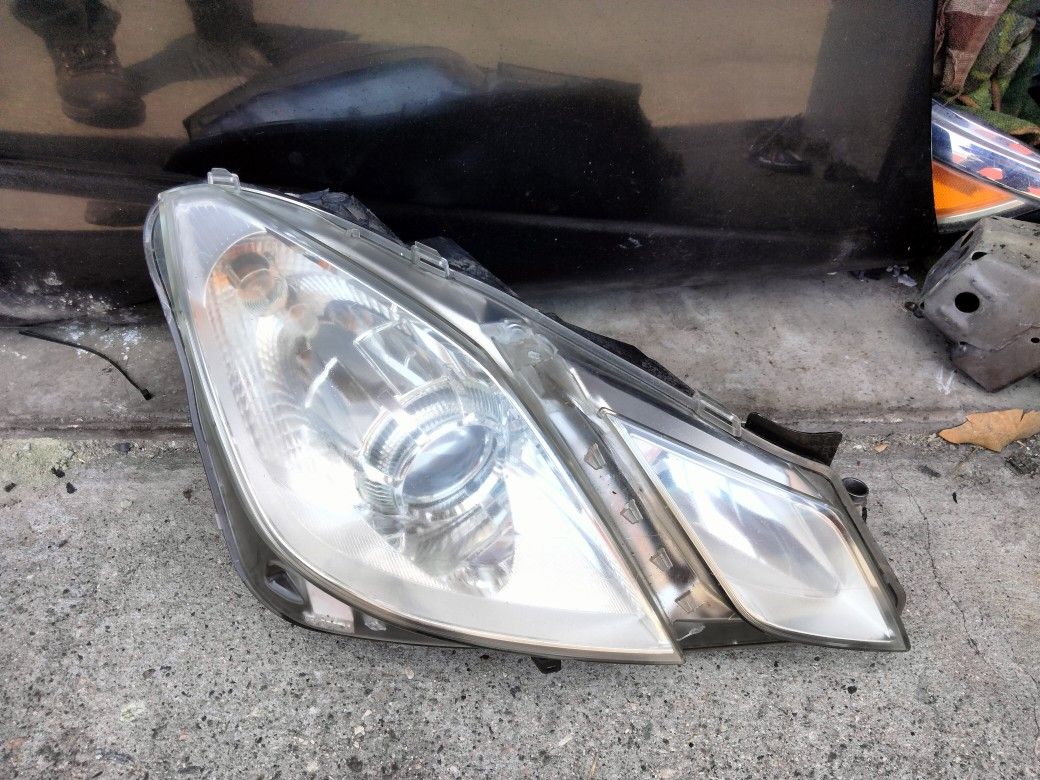 2010-2013 Mercedes E350/550 Coupe Headlight (Right Side) Halogen Bulbs OEM.