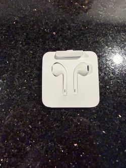 Apple Comfortable Superior Wired EarPods Earbuds w/ Lightning Jack Remote & Mic