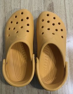 Crocs Classic Clogs Unisex Orange Size Mens 8-9 Womens 10-11 Slip Ons