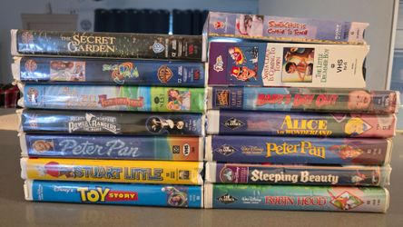 Mix of 15 VHS Movies - 12 in Clamshell