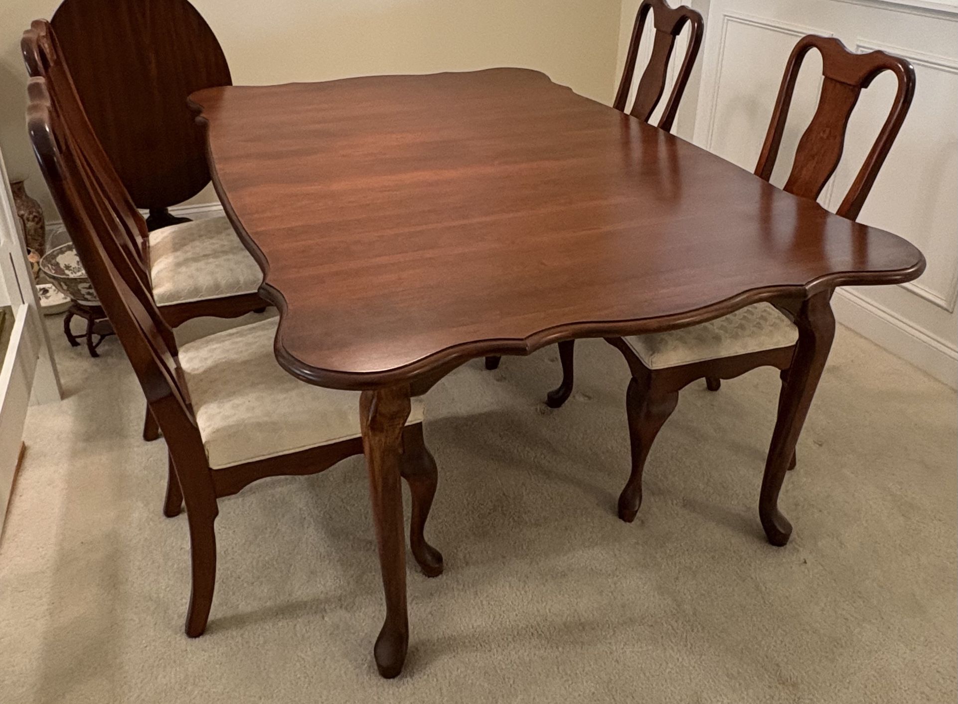 Queen Anne Dining Table with 4 Chairs