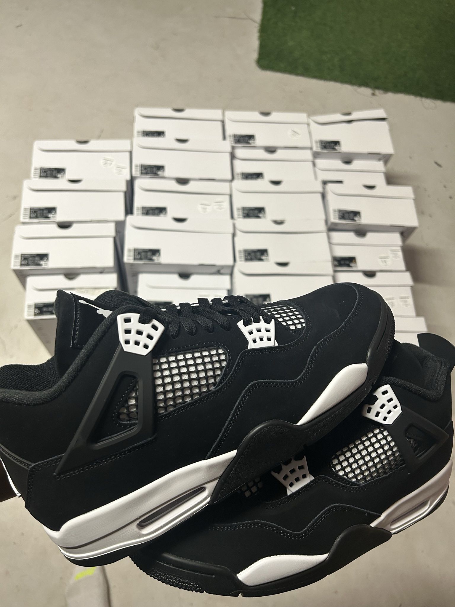 JORDAN 4 WHITE THUNDER | CHECK SIZES BELOWWWW