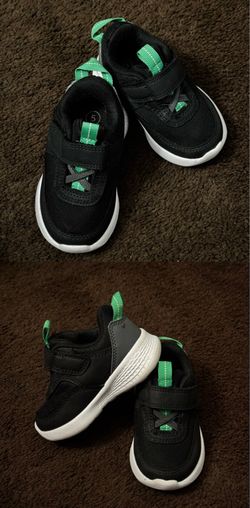 Black and green sneakers 5c