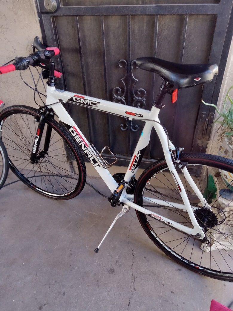 NICE BIKE GMC DENALI ROAD SERIES TIRES SIZE 700C FRAME SIZE MEDIUM