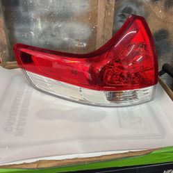 2011-2014 Toyota Sienna Right Halogen Headlight Assembly OEM 