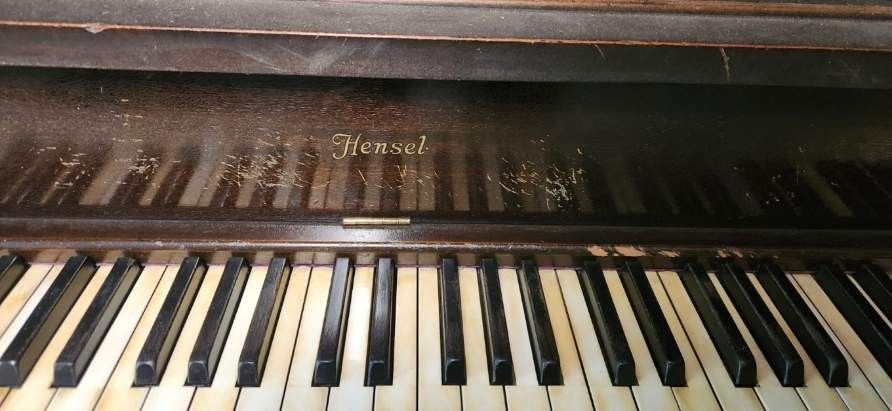 Hensel Upright Piano