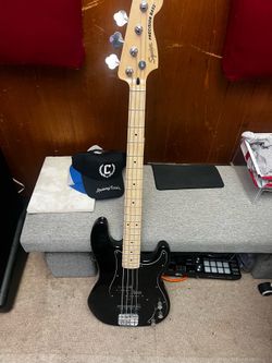 Squier Affinity Series Precision Bass PJ – Black (Maple Fingerboard)