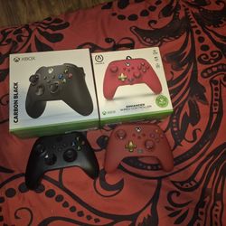 2 Xbox One Controllers