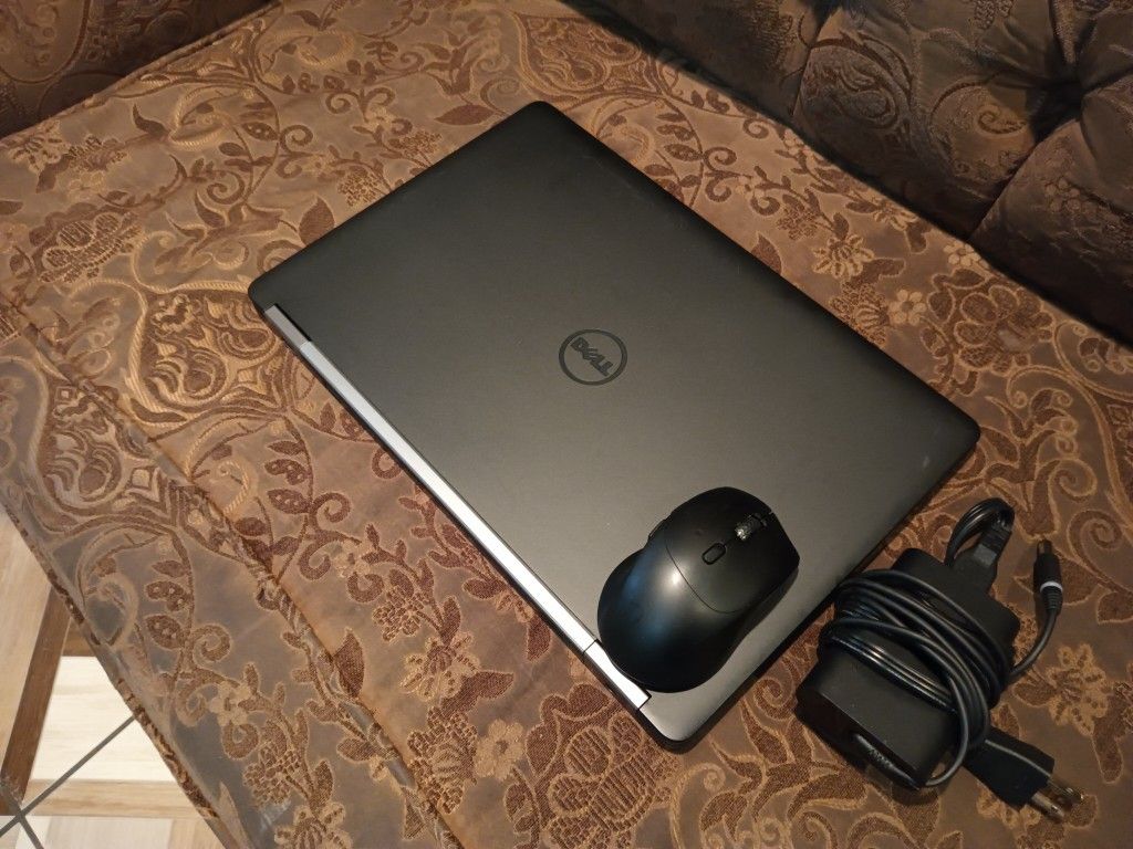 Laptop Dell Latitude E5570-core i5-12gb Ram-250gb HD SSD Solid Go-od For Stud-ents Bue-na-para Estu-diantes.