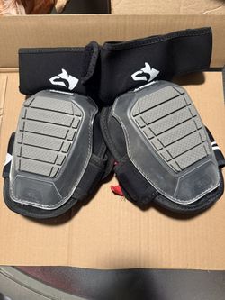 Husky Gray Gel Soft Cap Neoprene Hinge Knee Pad with Adjustable Straps