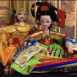 Rare Beautiful Asian International Collectible - Korean Dolls In Traditional Folk Dress In Acrylic Display Case - A Must See