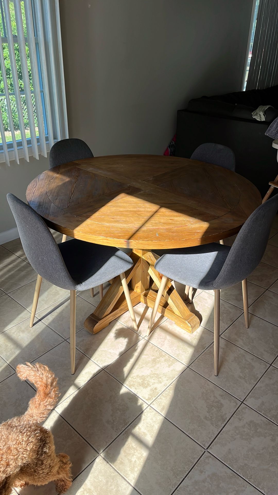 200$ Table And Chair Set