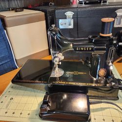 Singer Sewing Machine 221