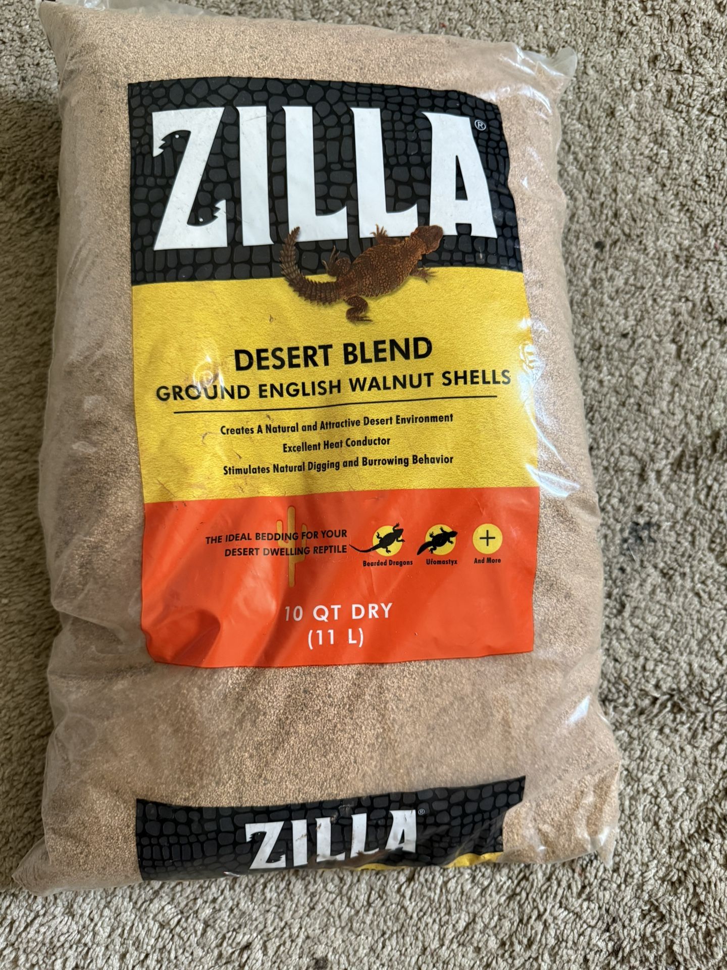 Zilla Desert Blend Substrate, Glass-Friendly Alternative to Sand, Made with 100% English Walnut Shells, Ideal for Desert Reptiles, 10 Quarts