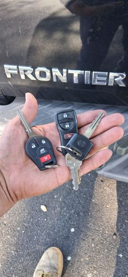Car Keys And Remotes  / Llaves De Carro Y Controlles