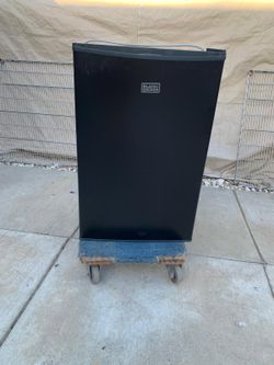 Mini black refrigerator in good condition for sale