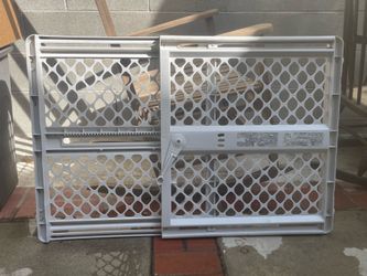 Plastic pet gate