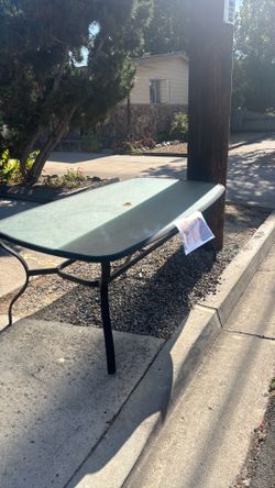 Curb Alert - Patio table - FREE