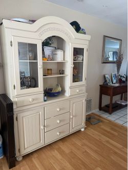 Dining room table, chairs, and hutch