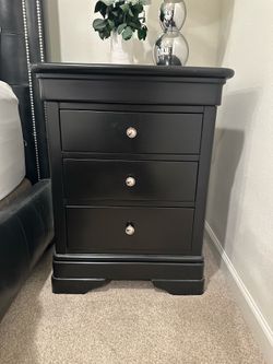 Stanley Furniture Black Nightstand – Solid Wood, Felt-Lined Drawer