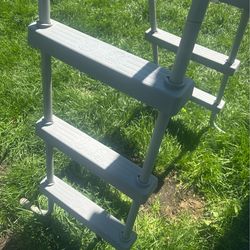 Pool ladder