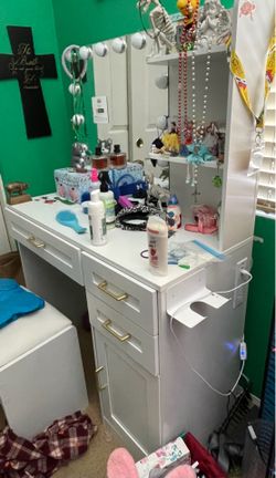 Brand new girls desk / vanity