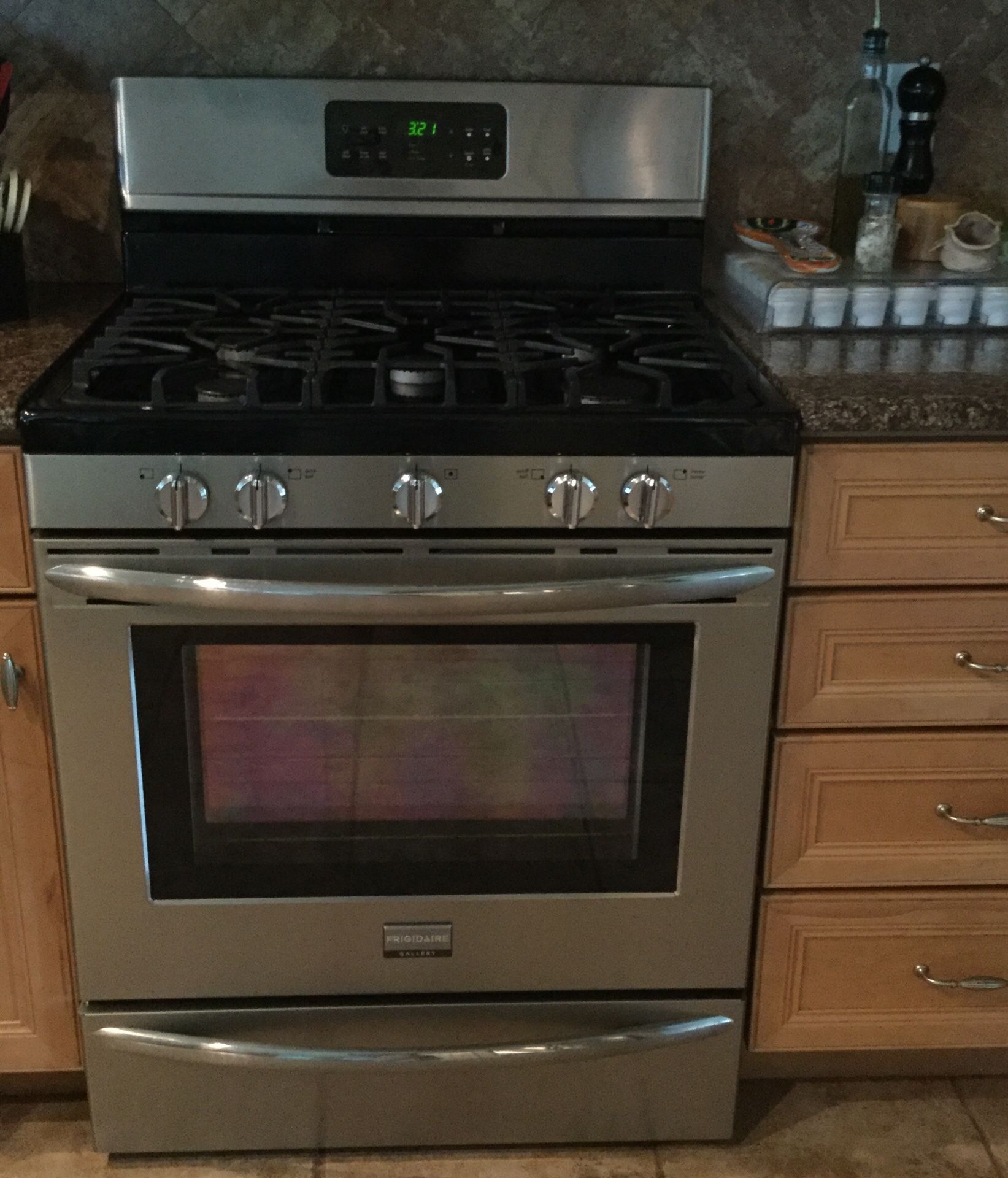 Frigidaire gas range (Model FGGF3035RFA)