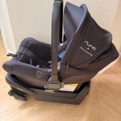 Nuna Pipa Lite lx with base and infant inserts